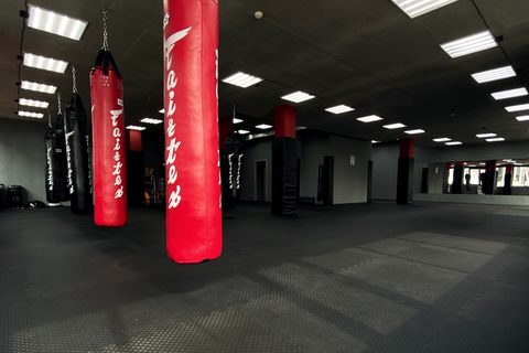 Ряд боксёрских мешков Fairtex вдоль стены зала