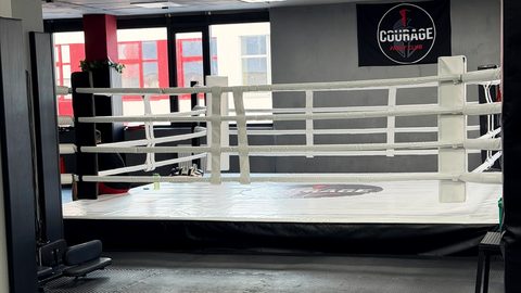 Ринг с фирменным баннером Courage у панорамных окон зала