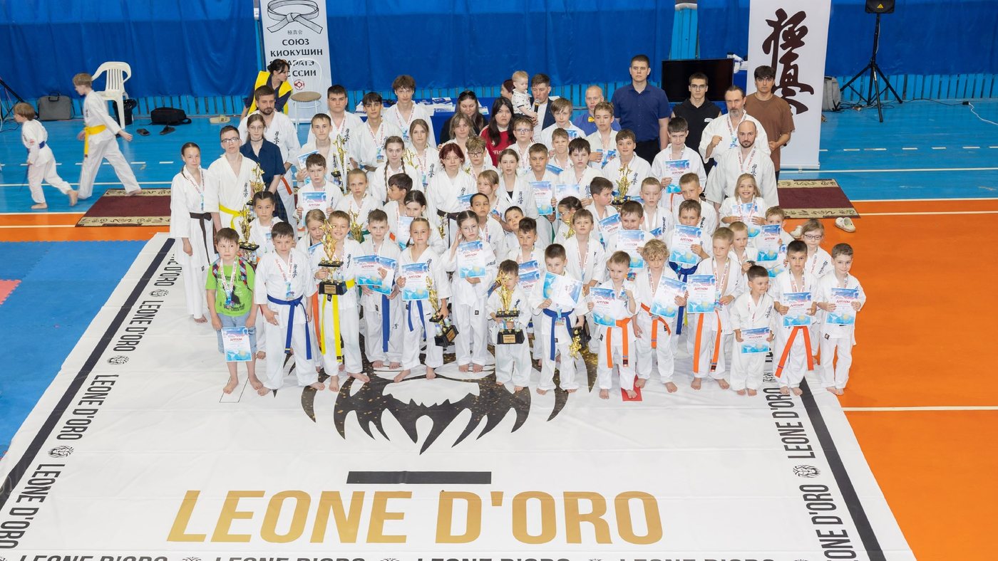 Участники турнира выстроились на татами с баннером LEONE D&rsquo;ORO