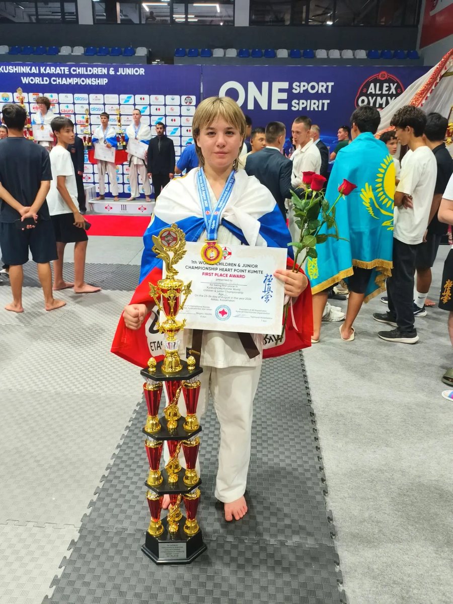 Спортсменка школы с кубком, дипломом и флагом России на первенстве мира
