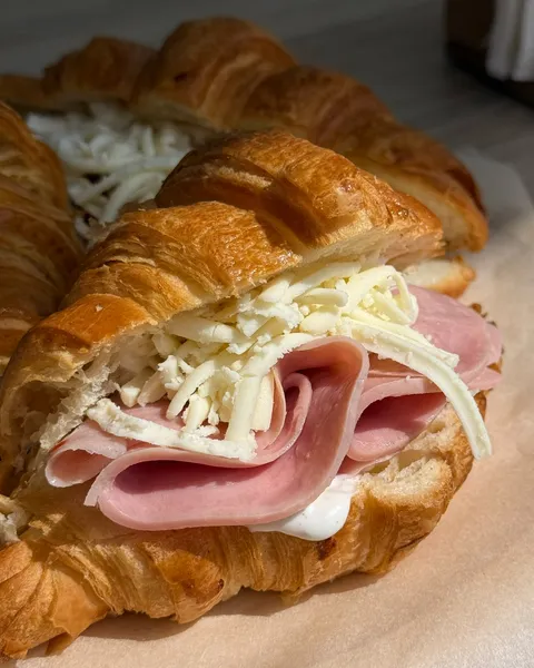 Круассан с ветчиной и сыром
